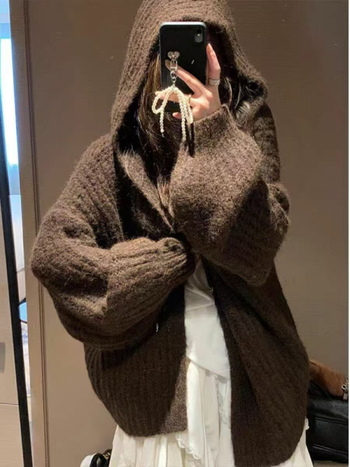 Dámsky kapucňový cardigan z vlneného zmesi, hrubý, stredná dĺžka, voľný strih, dlhé rukávy.