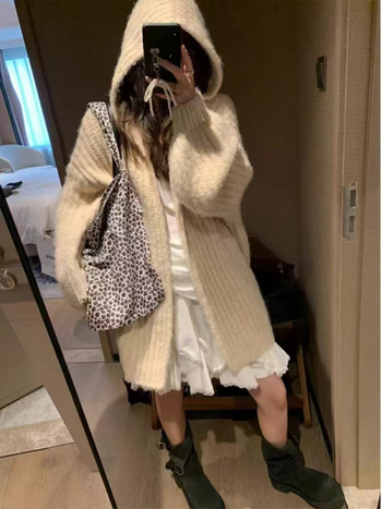 Dámsky kapucňový cardigan z vlneného zmesi, hrubý, stredná dĺžka, voľný strih, dlhé rukávy.