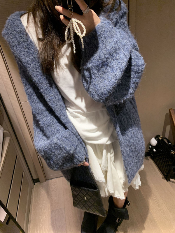 Dámsky kapucňový cardigan z vlneného zmesi, hrubý, stredná dĺžka, voľný strih, dlhé rukávy.