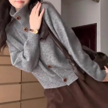 Pletený kardigán so stojatým golierom, s jedným gombom, s dlhými rukávmi, s krátkym strihom