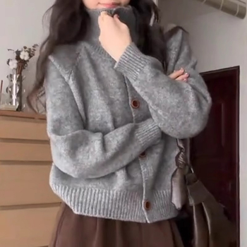 Pletený kardigán so stojatým golierom, s jedným gombom, s dlhými rukávmi, s krátkym strihom