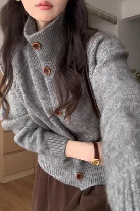 Pletený kardigán so stojatým golierom, s jedným gombom, s dlhými rukávmi, s krátkym strihom