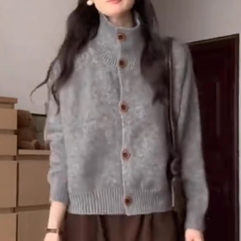 Pletený kardigán so stojatým golierom, s jedným gombom, s dlhými rukávmi, s krátkym strihom