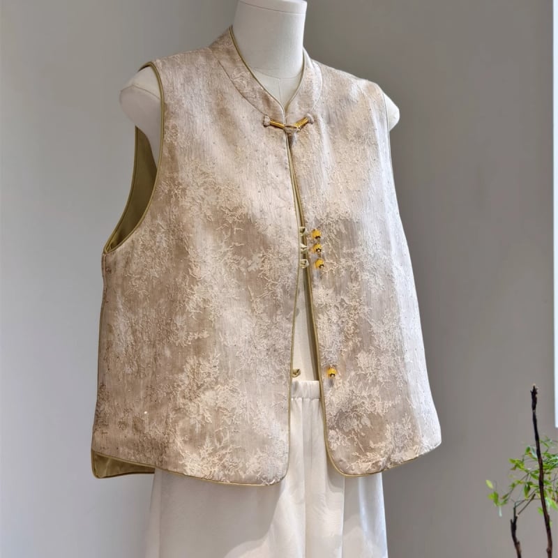 Vesta v štýle Royal Sister, polyesterový materiál, jednoradové zapínanie, stojatý golier, vzor rastlín a kvetov