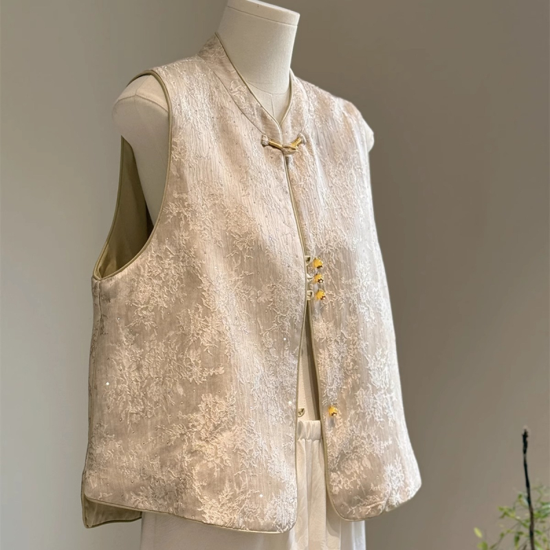 Vesta v štýle Royal Sister, polyesterový materiál, jednoradové zapínanie, stojatý golier, vzor rastlín a kvetov