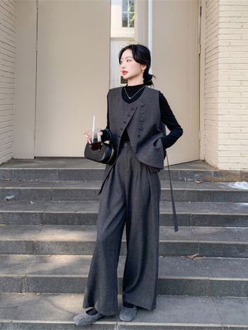 Set od dva komada: bezrukavni prsluk i široke hlače, poliester, opušteni kroj, kvadratni ovratnik, srednja duljina (65-80 cm), jesen 2025