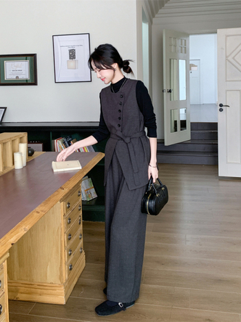 Set od dva komada: bezrukavni prsluk i široke hlače, poliester, opušteni kroj, kvadratni ovratnik, srednja duljina (65-80 cm), jesen 2025