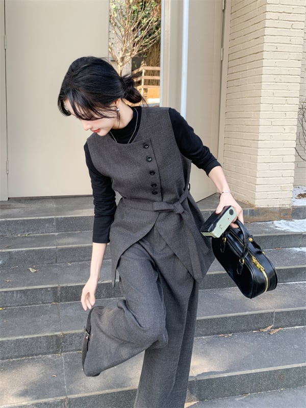 Set od dva komada: bezrukavni prsluk i široke hlače, poliester, opušteni kroj, kvadratni ovratnik, srednja duljina (65-80 cm), jesen 2025