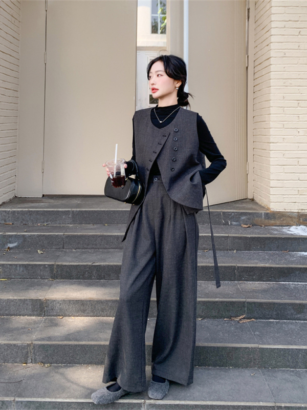 Set od dva komada: bezrukavni prsluk i široke hlače, poliester, opušteni kroj, kvadratni ovratnik, srednja duljina (65-80 cm), jesen 2025