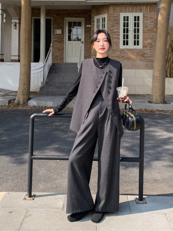 Set od dva komada: bezrukavni prsluk i široke hlače, poliester, opušteni kroj, kvadratni ovratnik, srednja duljina (65-80 cm), jesen 2025