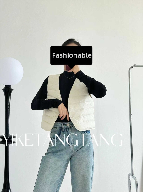 Sieviešu pūku veste ar V kaklu, baltais gūslu pūks 86–90%, liels izmērs, vidēja biezuma, vienas rindas pogu aizdare, garums 50–65 cm