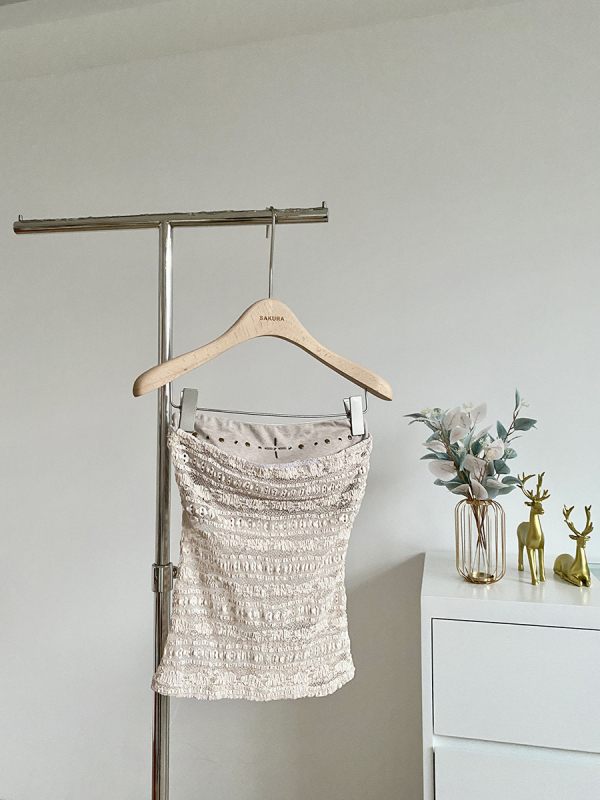 Dámske bezramienkové tielko s dierovaným vzorom, štíhly strih, leto 2025, vlákno z polyetylénu