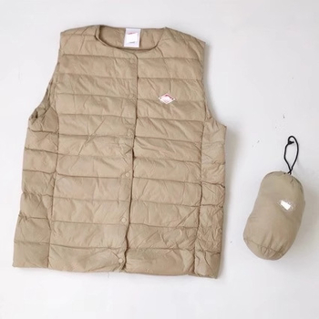Ženski down vest, tanak kroj, uska silueta, okrugli izrez, punjena bijelim kačjim perjem, vanjski materijal poliester