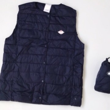 Ženski down vest, tanak kroj, uska silueta, okrugli izrez, punjena bijelim kačjim perjem, vanjski materijal poliester