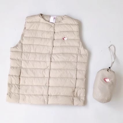 Ženski down vest, tanak kroj, uska silueta, okrugli izrez, punjena bijelim kačjim perjem, vanjski materijal poliester