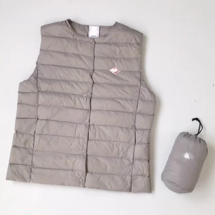 Ženski down vest, tanak kroj, uska silueta, okrugli izrez, punjena bijelim kačjim perjem, vanjski materijal poliester