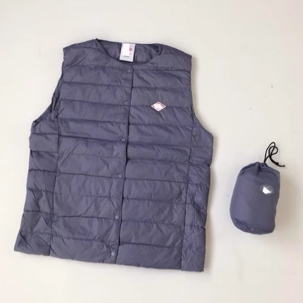 Ženski down vest, tanak kroj, uska silueta, okrugli izrez, punjena bijelim kačjim perjem, vanjski materijal poliester
