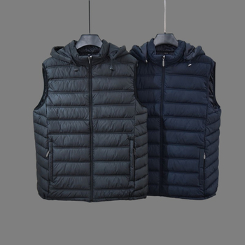 Muški prsluk s visokim ovratnikom, udoban slobodan kroj, lagano punjenje od poliesterskih vlakana, džepovi na zip