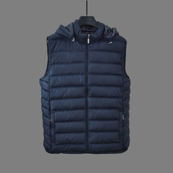 Muški prsluk s visokim ovratnikom, udoban slobodan kroj, lagano punjenje od poliesterskih vlakana, džepovi na zip