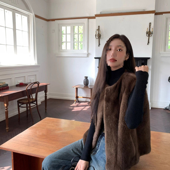 Vesta din blană de nurcă cu guler de blană, țesătură chenille cu elastan sub 30%, Primăvara 2025, stil Japonez/Koreean de relaxare, versiune neregulată