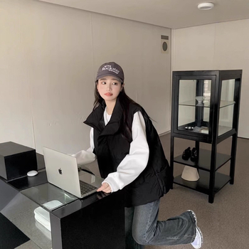 Ženski široki bezrukavni vest s stojećim ovratnikom, jednodobojan, zatvara se zipom, poliester tkanina s poliester-pamuk punilom, zimska 2023