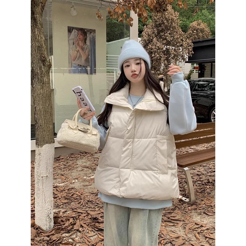 Ženski široki bezrukavni vest s stojećim ovratnikom, jednodobojan, zatvara se zipom, poliester tkanina s poliester-pamuk punilom, zimska 2023