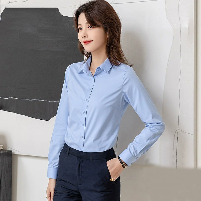 Dámska slim košeľa z bavlneno-polyesterovej zmesi, jednofarebná, dlhé rukávy, V výstrih, zapínanie na gombíky na prednej časti
