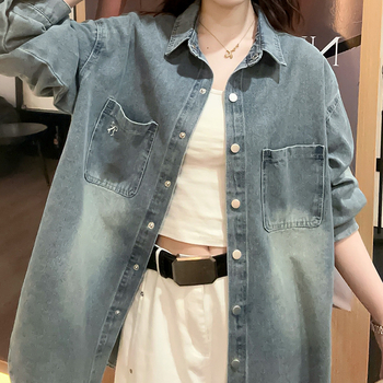 Plus veličine overshirt s dugim rukavima za slojevito nošenje, klasična plava boja, ležernog kroja, elegantna silueta