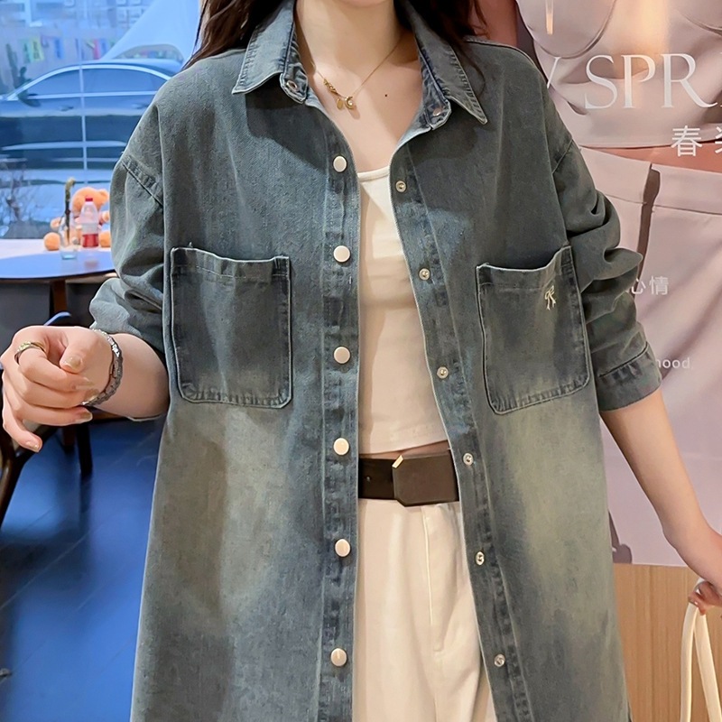 Plus veličine overshirt s dugim rukavima za slojevito nošenje, klasična plava boja, ležernog kroja, elegantna silueta