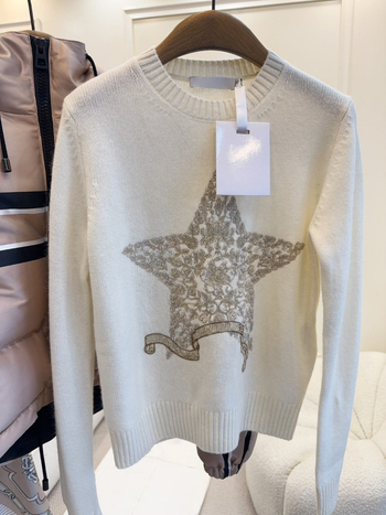 Kašmirski pulover s izvezom zlatne niti na petokraku zvijezdu, okrugli izrez, dugi rukavi, široki kroj, srednje debljina