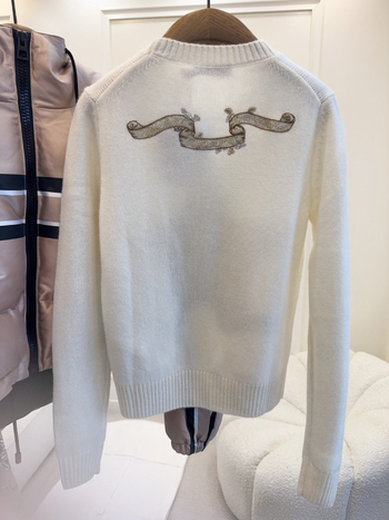 Kašmirski pulover s izvezom zlatne niti na petokraku zvijezdu, okrugli izrez, dugi rukavi, široki kroj, srednje debljina