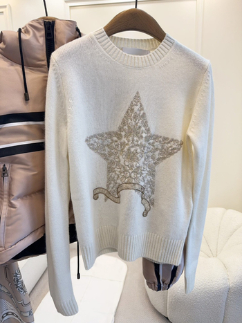 Kašmirski pulover s izvezom zlatne niti na petokraku zvijezdu, okrugli izrez, dugi rukavi, široki kroj, srednje debljina