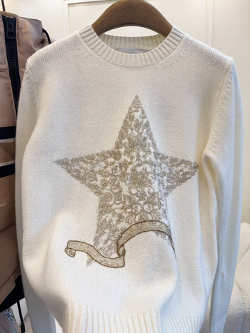 Kašmirski pulover s izvezom zlatne niti na petokraku zvijezdu, okrugli izrez, dugi rukavi, široki kroj, srednje debljina