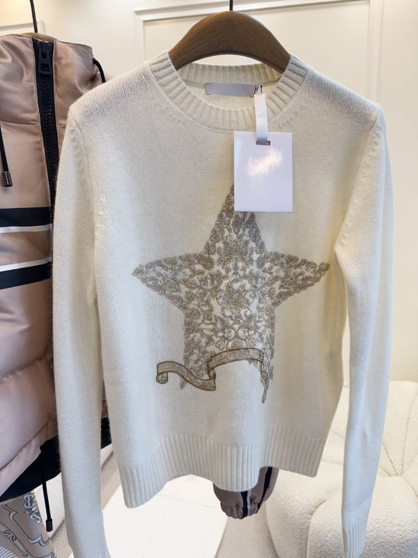 Kašmirski pulover s izvezom zlatne niti na petokraku zvijezdu, okrugli izrez, dugi rukavi, široki kroj, srednje debljina