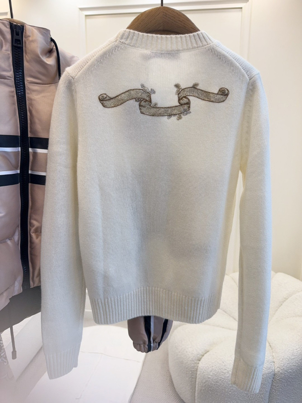 Kašmirski pulover s izvezom zlatne niti na petokraku zvijezdu, okrugli izrez, dugi rukavi, široki kroj, srednje debljina