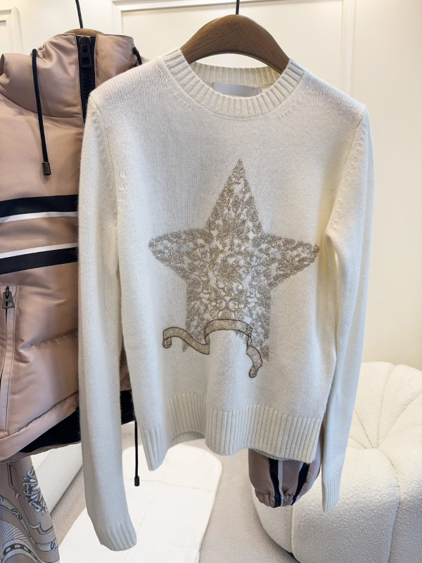 Kašmirski pulover s izvezom zlatne niti na petokraku zvijezdu, okrugli izrez, dugi rukavi, široki kroj, srednje debljina