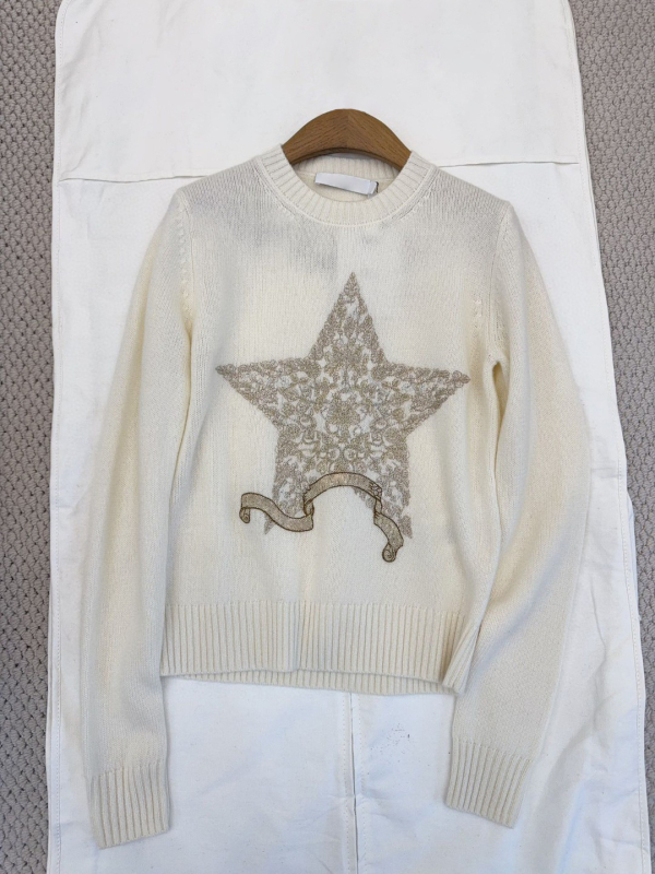 Kašmirski pulover s izvezom zlatne niti na petokraku zvijezdu, okrugli izrez, dugi rukavi, široki kroj, srednje debljina