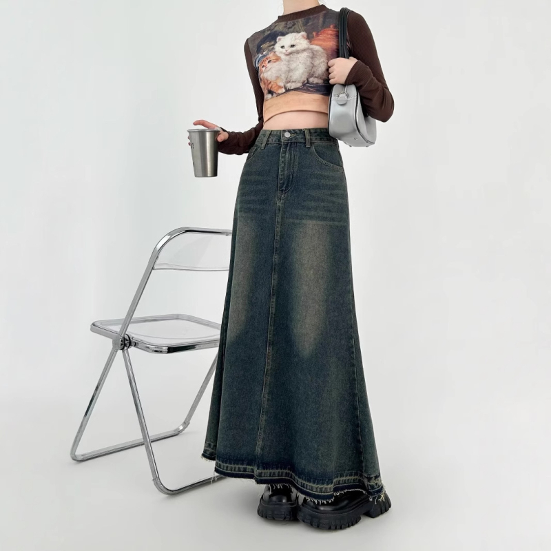 Džínsová sukňa A‑línie, vysoký pás, stredná dĺžka, roztiahnutý lem, zmes bavlny a polyesteru.