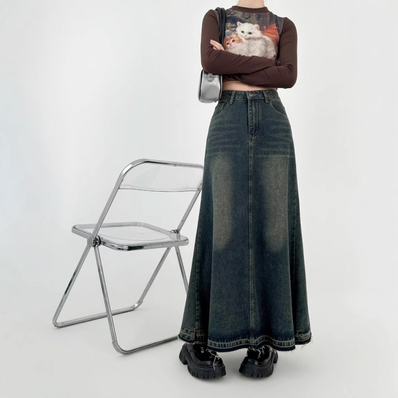 Džínsová sukňa A‑línie, vysoký pás, stredná dĺžka, roztiahnutý lem, zmes bavlny a polyesteru.