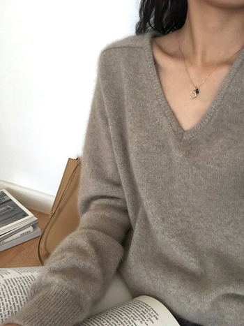 Dámsky sveter z vlneného materiálu 95%+, V-krk, dlhé rukávy, voľný strih, elegantný štýl dochádzky (Zima 2025)