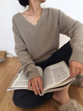 Dámsky sveter z vlneného materiálu 95%+, V-krk, dlhé rukávy, voľný strih, elegantný štýl dochádzky (Zima 2025)