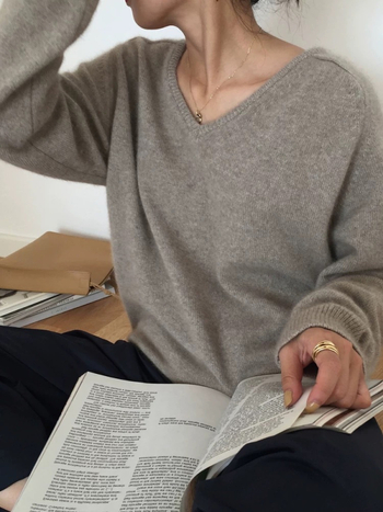 Dámsky sveter z vlneného materiálu 95%+, V-krk, dlhé rukávy, voľný strih, elegantný štýl dochádzky (Zima 2025)