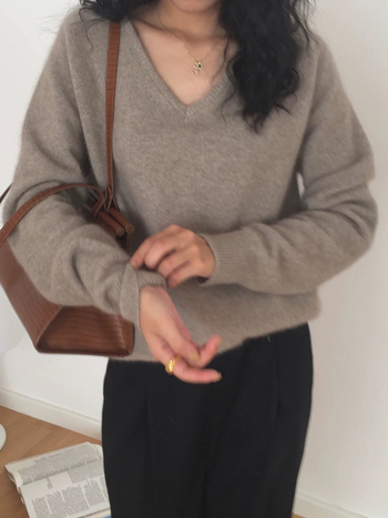 Dámsky sveter z vlneného materiálu 95%+, V-krk, dlhé rukávy, voľný strih, elegantný štýl dochádzky (Zima 2025)