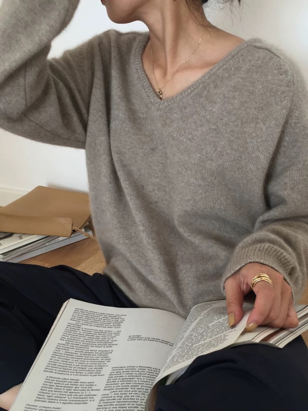 Dámsky sveter z vlneného materiálu 95%+, V-krk, dlhé rukávy, voľný strih, elegantný štýl dochádzky (Zima 2025)