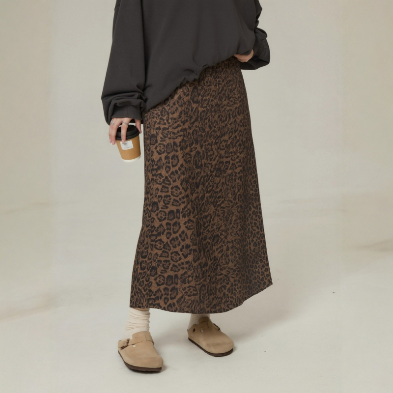 Suknja A-line s leopard uzorkom, midi duljine, materijal poliester sa spandeksom, mikroelastičnost, jesen 2025