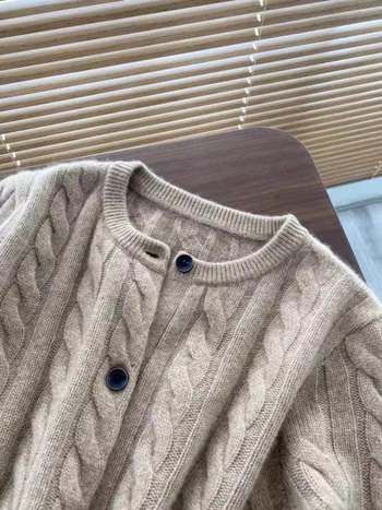 Cardigan, hrubé pletené vlákno, vlna 95%+, voľný strih, dlhé rukávy, jeseň 2025