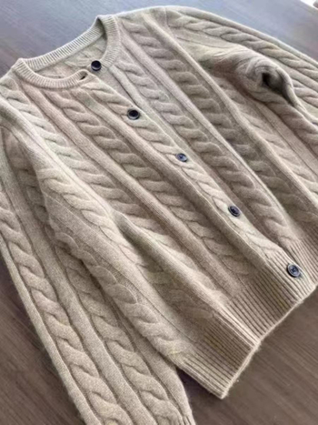 Cardigan, hrubé pletené vlákno, vlna 95%+, voľný strih, dlhé rukávy, jeseň 2025