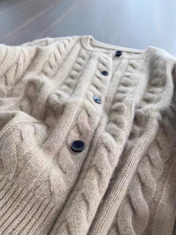 Cardigan, hrubé pletené vlákno, vlna 95%+, voľný strih, dlhé rukávy, jeseň 2025