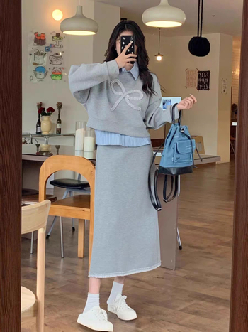 Dvojdielny dámsky kostým: pulóver s polo golierom a dlhými rukávmi + midi sukňa s vysokým pásom, jeseň 2025, polyester