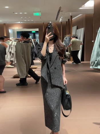 Dva dijela kostima: suknja i sako za žene — poliester, 95%+, dugi rukavi, suknja srednje duljine